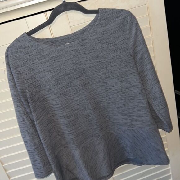 Weekends by Chico’s Women’s blouse size 2 grey/black 3/4 sleeves - Picture 3 of 5